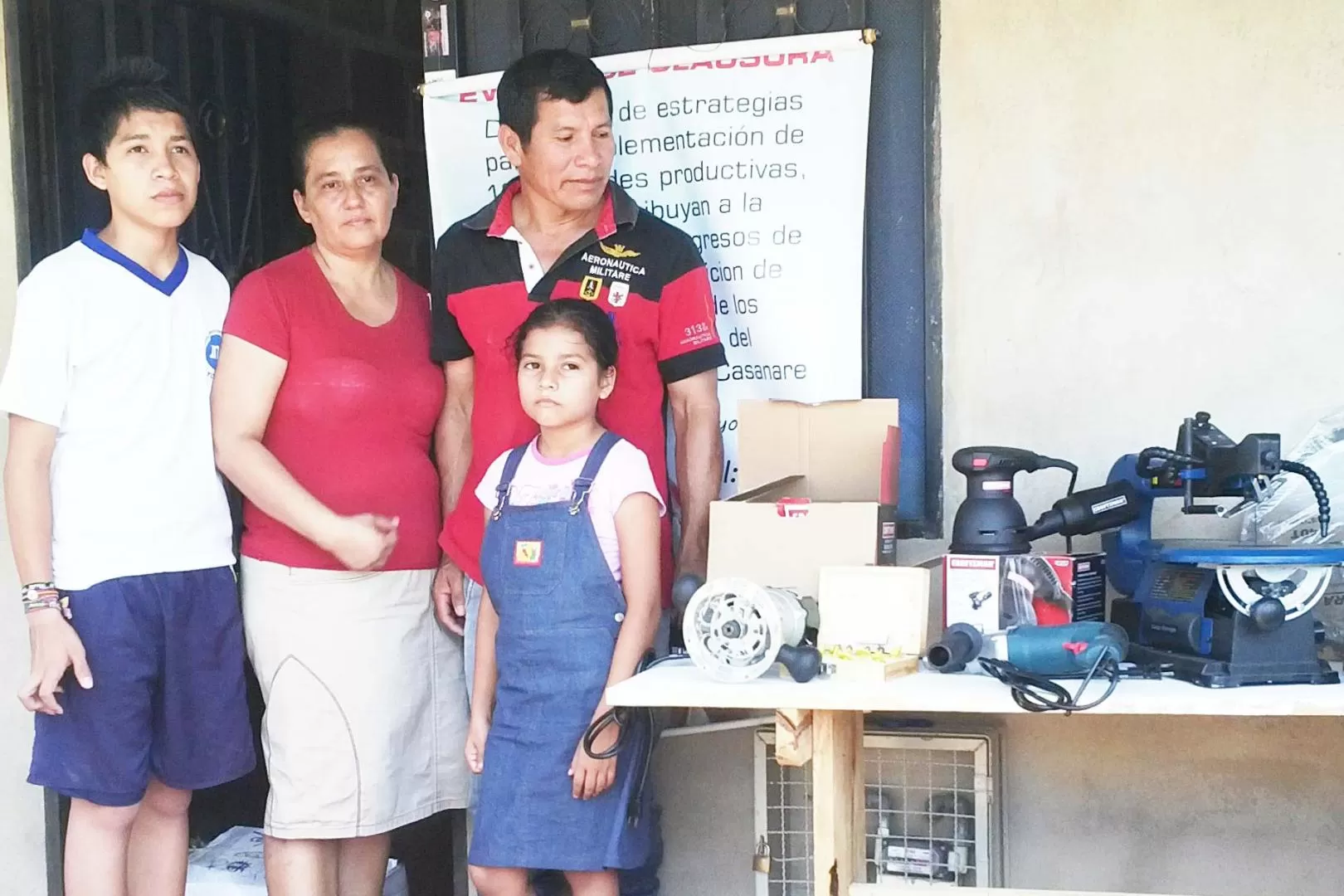 Diez familias pertenecientes a la Red unidos y al programa familia de la Oficina de Acción Social Departamental recibieron los materiales, insumos y productos que requieren para poner en marcha el normal funcionamiento de sus unidades productivas.