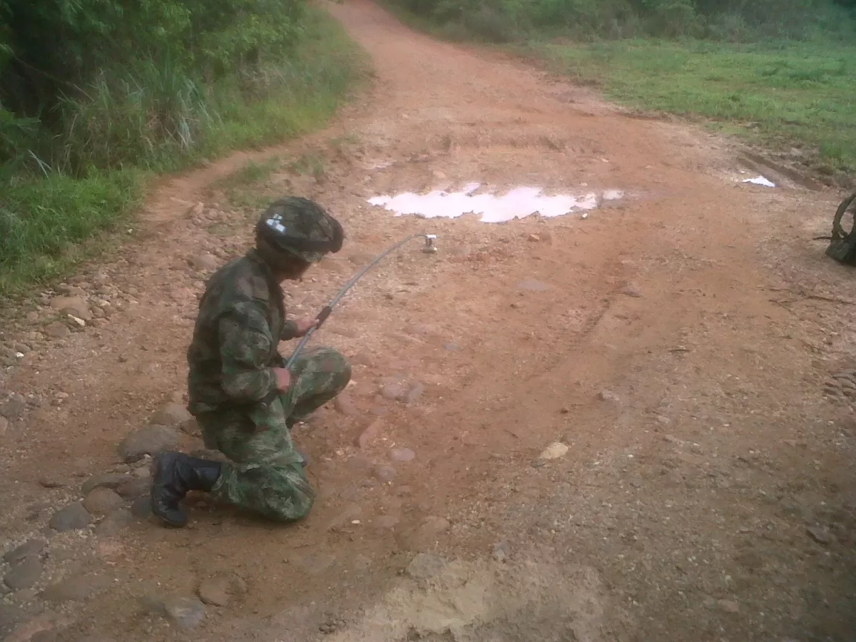 Ejército desactivo artefactos explosivos en el municipio de Uribe en el departamento del Meta.