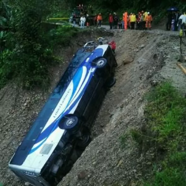 La carretera se caracteriza por ser estrecha, destapada, donde los derrumbes hacen que transitar por allí sea casi exponer la vida a la muerte.