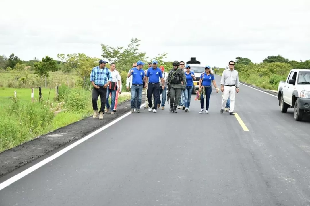 El gobierno departamental recibió por parte de la firma contratista, la obra de pavimentación de los 11.3 kilómetros del eje vial que comunica al municipio de Tame con el caserío de Puerto San Salvador.