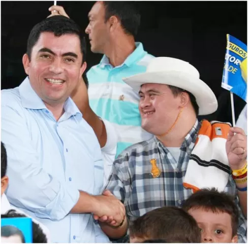  El candidato a la alcaldía de Villavicencio Víctor Delio Gómez inscribió su candidatura en la Registraduría Nacional luego de oficializar su programa de gobierno y luego de presentarlo ante periodistas y medios de comunicación.