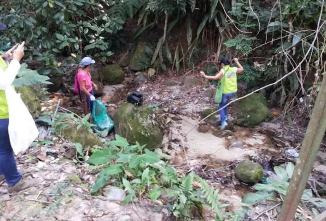 Catorce toneladas de residuos sólidos se recogieron en la jornada de limpieza que se realizó en el Caño Vitalia, en el barrio Villa Lorena.