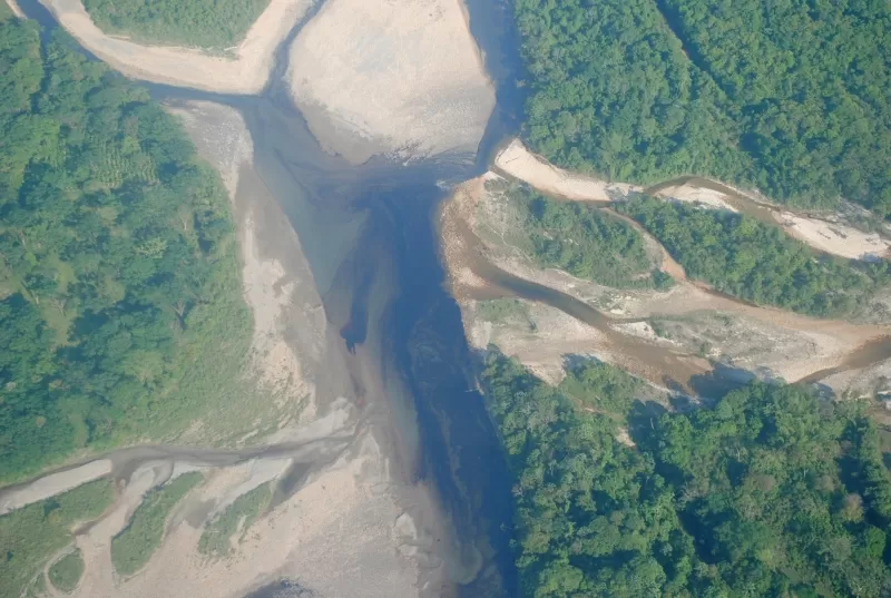 Miles de barriles de crudo bajan lentamente por las aguas internacionales del río Arauca, Ecopetrol puso su primer punto de control  a más de 80 kilómetros del lugar del atentado.