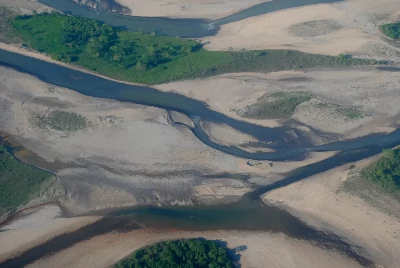 El río Arauca se divide en centenares de brazos en el piedemonte.