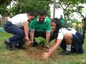 El Alcalde de Arauca Hernando Posso siembra el primer árbol de un millón que hace parte del programa de reforestación con especies nativas.