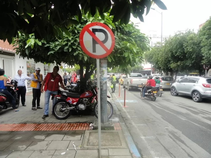 Operativo en los andenes de la calle 8 de Yopal, Casanare.