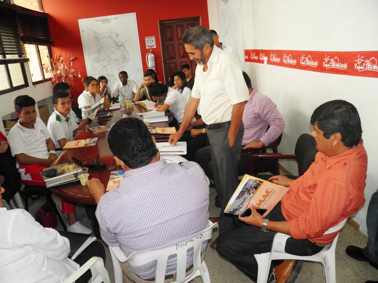Para analizar la problemática que afecta al sector educativo en este municipio, se reunieron con Personeros Estudiantiles y directivos del Sindicato de Maestros de Casanare, el alcalde y el secretario de Educación y Cultura de Yopal.