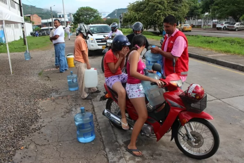 Los habitantes de Yopal, Casanare siguen recibiendo agua potable en distintos puntos de la ciudad donde han pozos profundos.