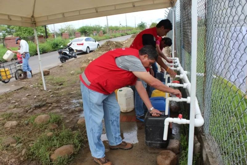 Los habitantes se dirigen hasta los puntos donde están ubicados los pozos profundos y se aprovisional del preciado liquido.