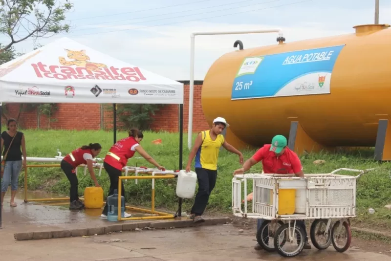 Los habitantes de Yopal se aprovisionan de agua potable en los puntos donde se han construidos pozos profundos que le permiten obtener agua potable para suplir sus necesidades.