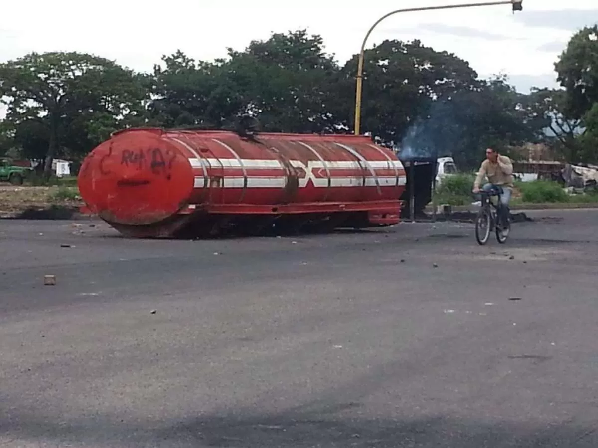 Un carro tanque que transporta agua para los ciudadanos de Yopal fue incenerado la noche del sábado. Continúa mesa de negociaciones por el agua de la ciudad. Foto: @BetoMora10