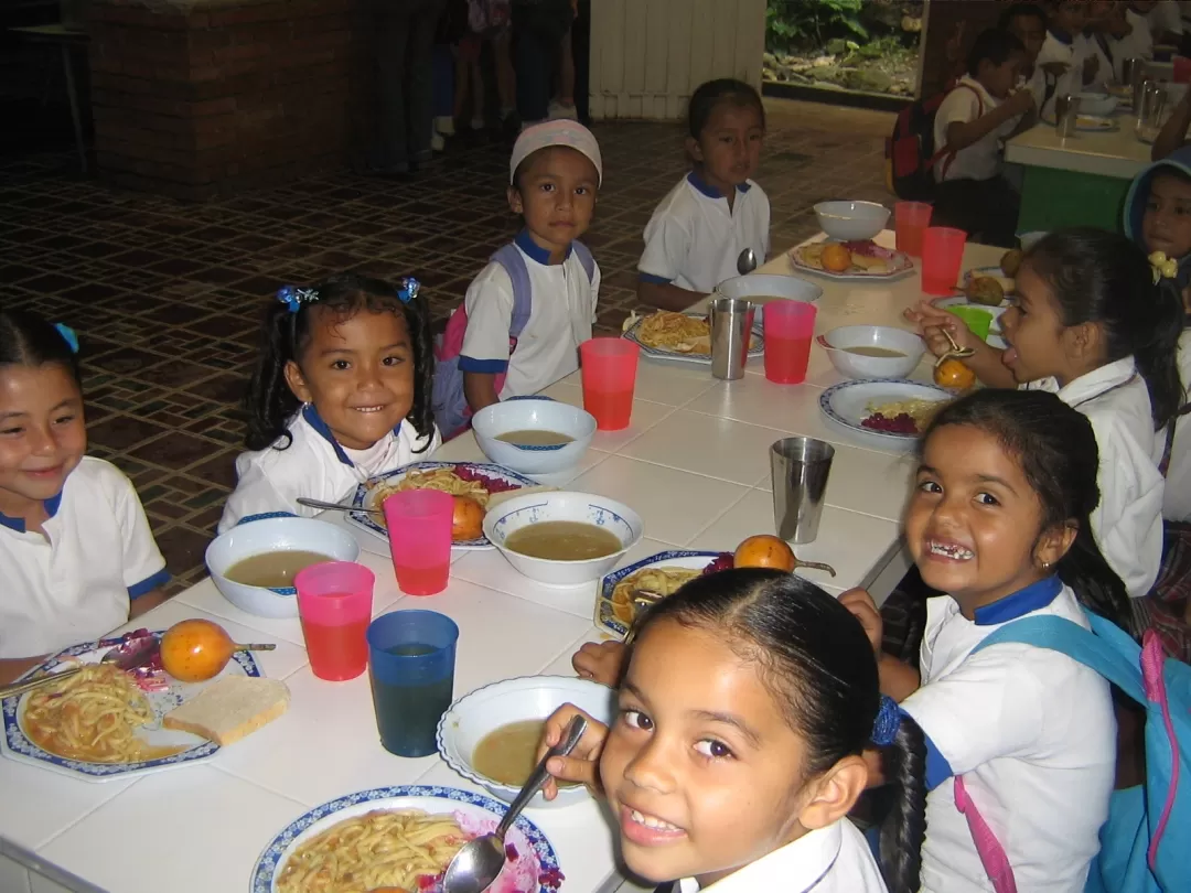 El Programa de Alimentación Escolar 2015 PAE, beneficiará a 16.000 estudiantes de primaria y bachillerato de escasos recursos económicos de 23 Instituciones Oficiales de Yopal, Casanare.