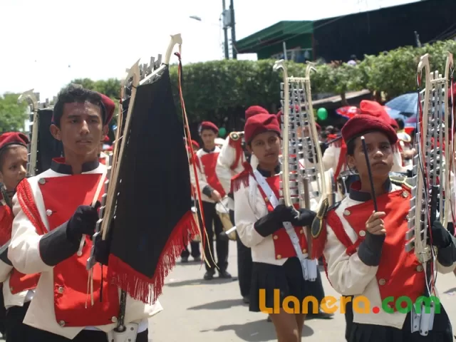 Desfile de bandas músico marciales realizado en Arauca el 7 de agosto de 2011.