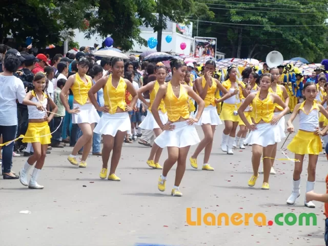 Desfile de bandas músico marciales realizado en Arauca el 7 de agosto de 2011.