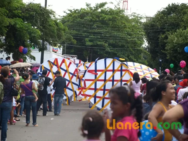 Desfile de bandas músico marciales realizado en Arauca el 7 de agosto de 2011.