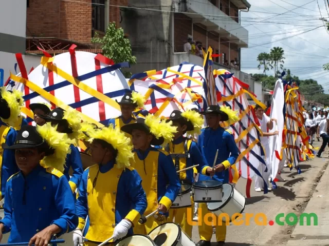Desfile de bandas músico marciales realizado en Arauca el 7 de agosto de 2011.