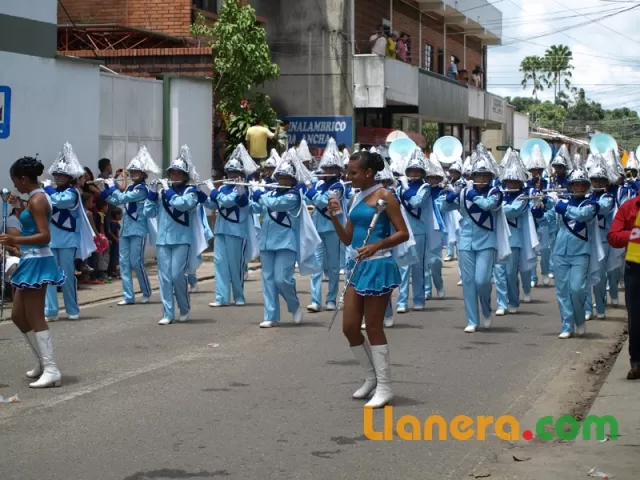 Desfile de bandas músico marciales realizado en Arauca el 7 de agosto de 2011.