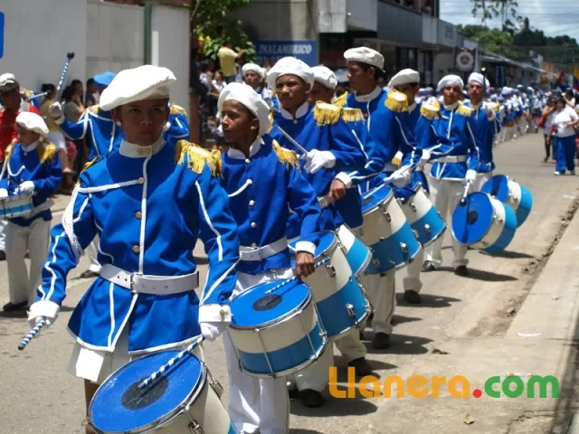 Desfile de bandas músico marciales realizado en Arauca el 7 de agosto de 2011.