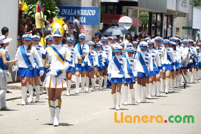 Desfile de bandas músico marciales realizado en Arauca el 7 de agosto de 2011.