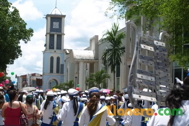 Desfile de bandas músico marciales realizado en Arauca el 7 de agosto de 2011.