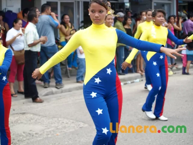 Desfile de bandas músico marciales realizado en Arauca el 7 de agosto de 2011.