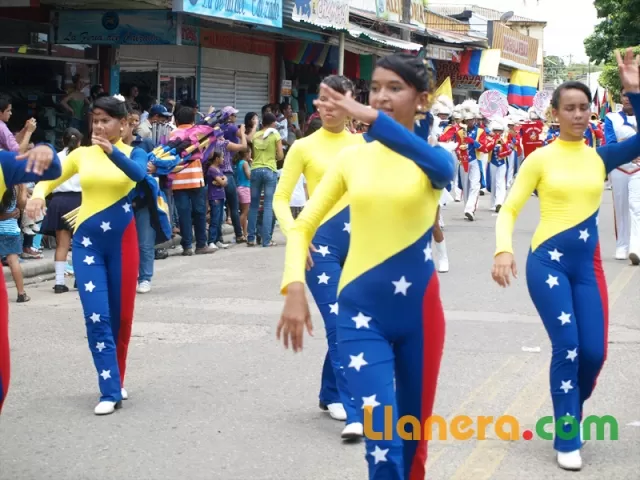 Desfile de bandas músico marciales realizado en Arauca el 7 de agosto de 2011.