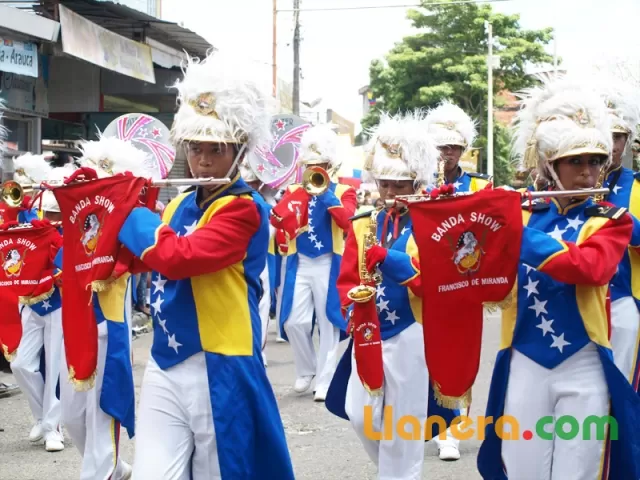 Desfile de bandas músico marciales realizado en Arauca el 7 de agosto de 2011.