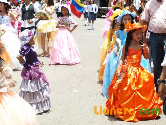Desfile de bandas músico marciales realizado en Arauca el 7 de agosto de 2011.