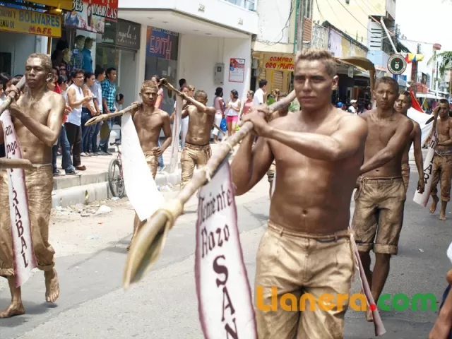 Desfile de bandas músico marciales realizado en Arauca el 7 de agosto de 2011.