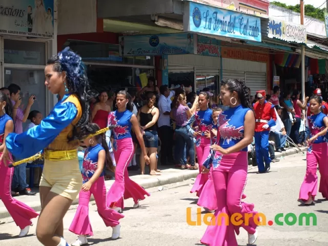 Desfile de bandas músico marciales realizado en Arauca el 7 de agosto de 2011.