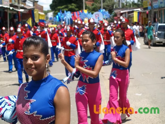 Desfile de bandas músico marciales realizado en Arauca el 7 de agosto de 2011.