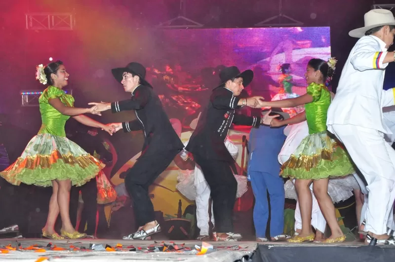 Con la participación de más de un centenar de bailadores de joropo en la tarima se inició la versión 46 del Festival Internacional del Joropo. Fotos: Pedro Vega.