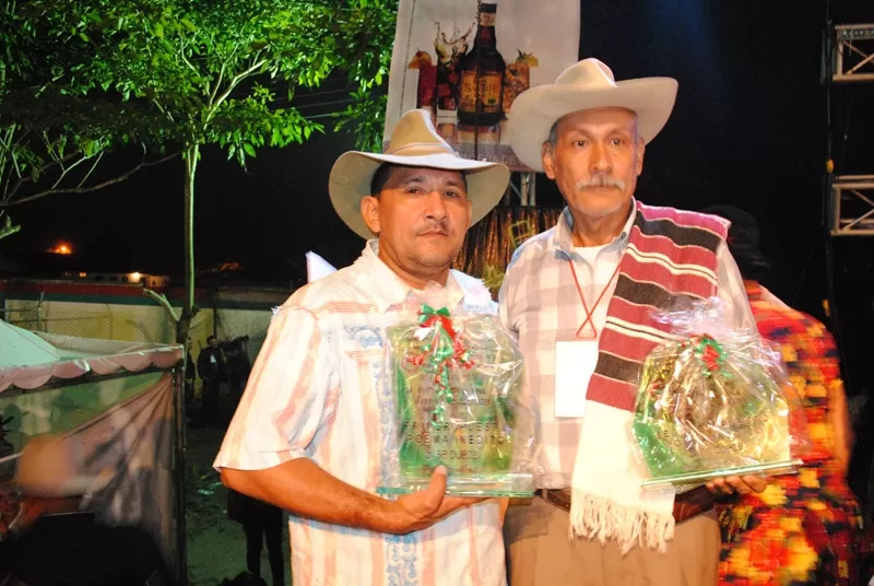 Los poetas: Jorge Farfán -  poema Amenaza latente primer lugar, 
Segundo lugar	Jesús Giraldo – poema Evocación
