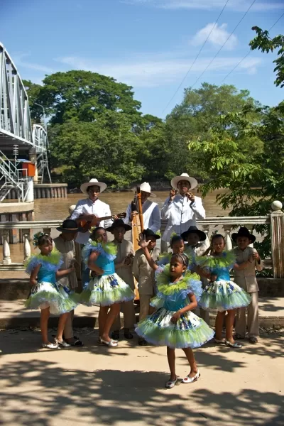 La cultura de Arauca, el joropo y coleo también están retratas en este libro con texto del historiador Jorge Nel Navea Hidalgo. Foto: Cristina Uribe.