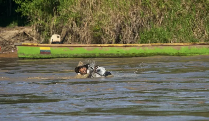 Fotografías que reflejan el quehacer diario del hombre llanero se pueden observar en este nuevo libro de Oxy. Foto: Cristina Uribe.