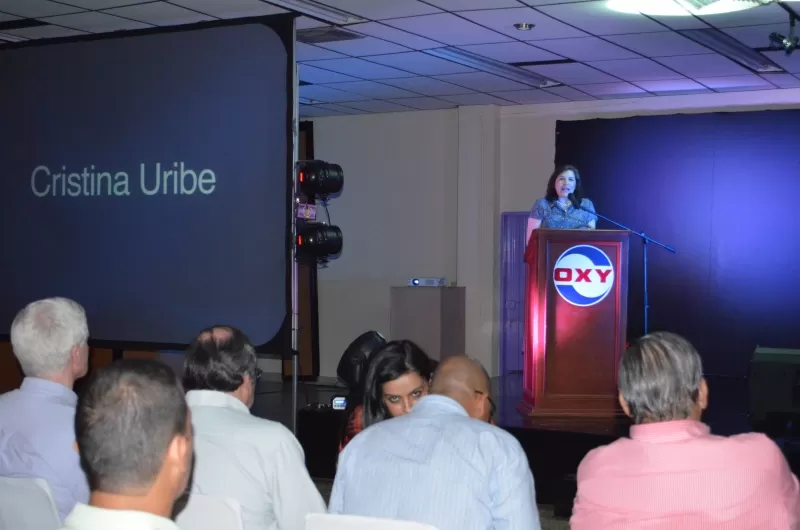 Cristina Uribe durante la presentación del Libro Caño Limón canto al fuego
