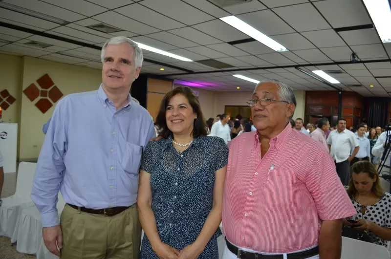 Nigel Hopkinson, Cristina Uribe y Jorge Nel Navea en la presentación del libro Caño Limón canto al fuego.