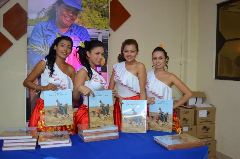 Los asistentes al evento recibieron un ejemplar del libro Caño Limón canto al fuego.