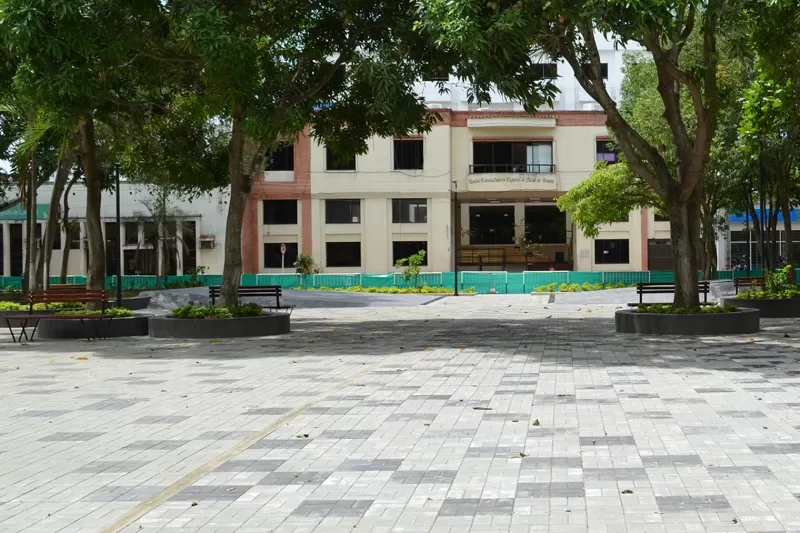 Vista desde el centro hacia la Unidad de Salud. 22 mayo 2012.