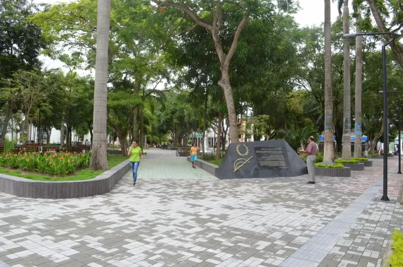 Ahora la placa conmemorativa de 1810 esta en la esquina de la carrera 21 con calle 21 frente a la academia de historia.