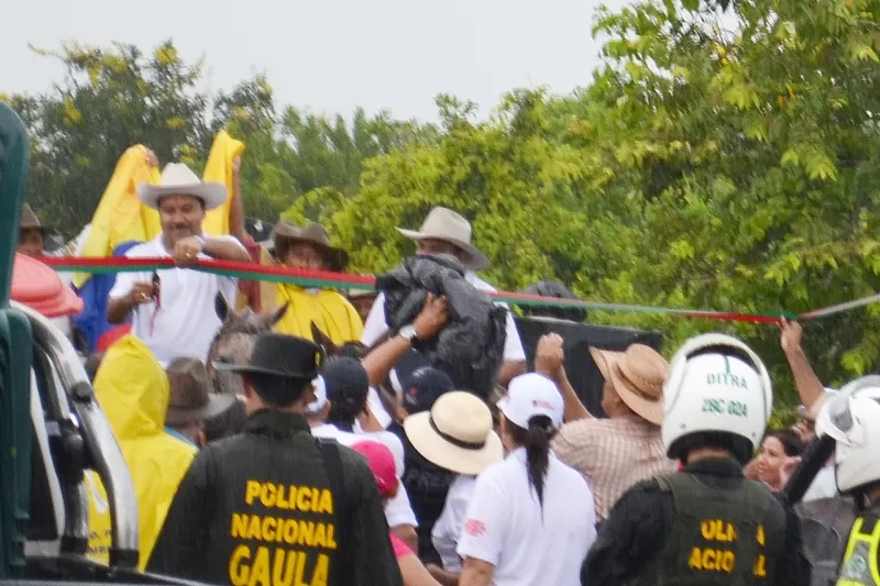 Inauguración realizada por el gobernador de Arauca Facundo Castillo, bajo la intensa lluvia.