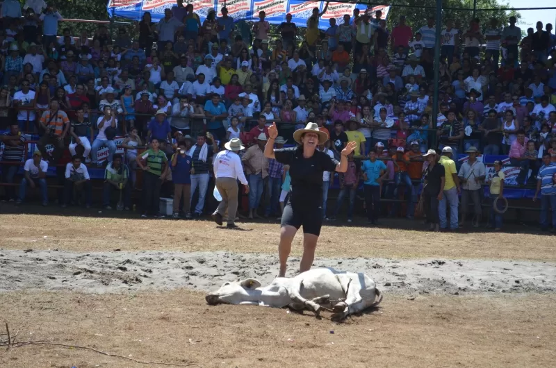 La única mujer que participó fue evocionada por el público al tumbar a novilla.