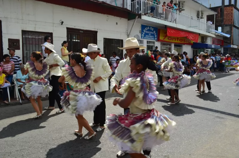 Baile en la carrera 20