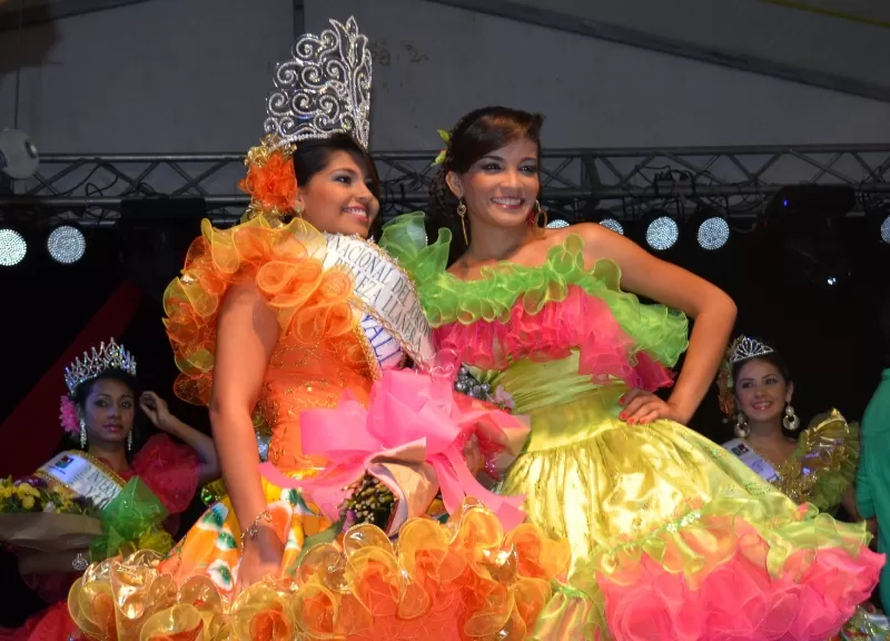 La nueva reina del joropo Katherine Martínez Arce junto a Yulitza Tatiana Siniva Colina.