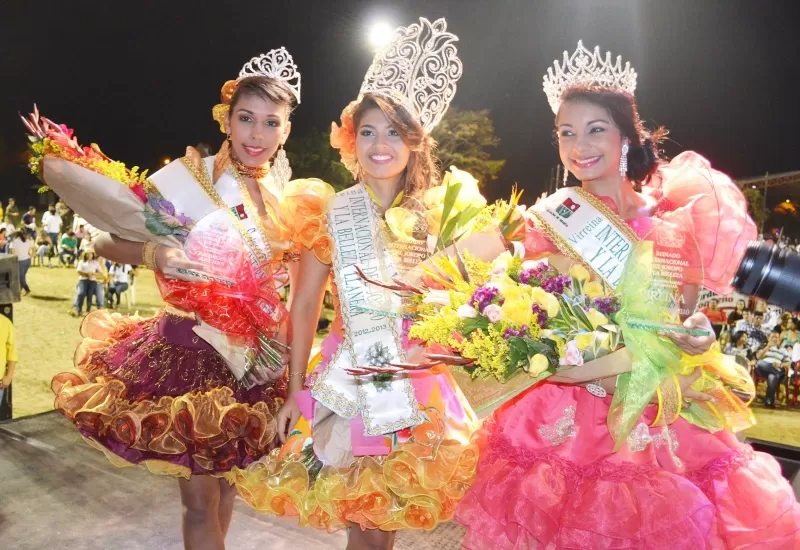 Carmen Elena Venegas Beyorin de Barinas, primera princesa,  Katherine Martínez Arce de Valle la reina,  Amaira Yoselin Amezquita, de Miranda Virreina.


