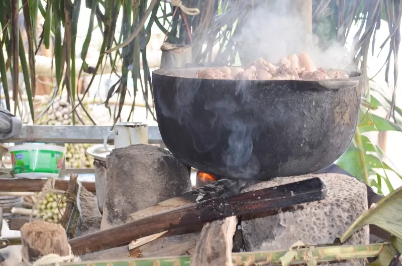 Fritando el chicharrón.