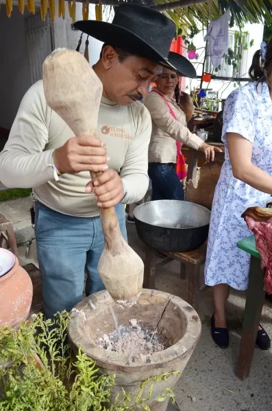 Pilando el chigüire para el pisillo.