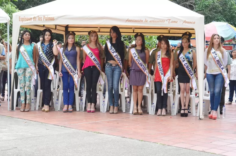 Las nueve candidatas por Colombia, presentadas en la plaza Santander de Tame.