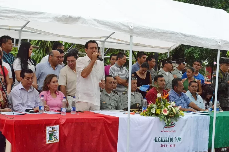 El alcalde de Tame, Octavio Pérez, dio la bienvenida a las candidatas.