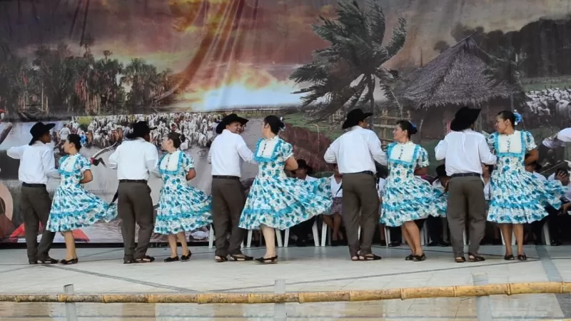 En la categoría baile tradicional del joropo para el grupo Cosarios de Tame.